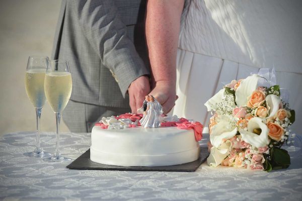 nice wedding cake with bride and groom porcelaine on top 