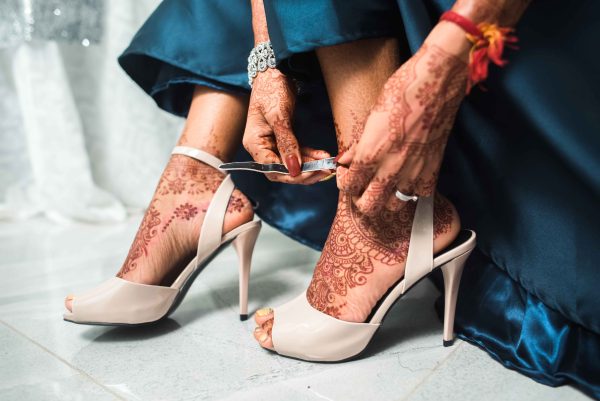 The bride is putting on her wedding shoes 
